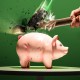 Eine Hand mit einem Hammer versucht ein Sparschwein zu zerschlagen, allerdings wiedersteht das Sparschwein und stattdessen geht der Hammer kaputt – Symbilbild für WWK IntelliProtect